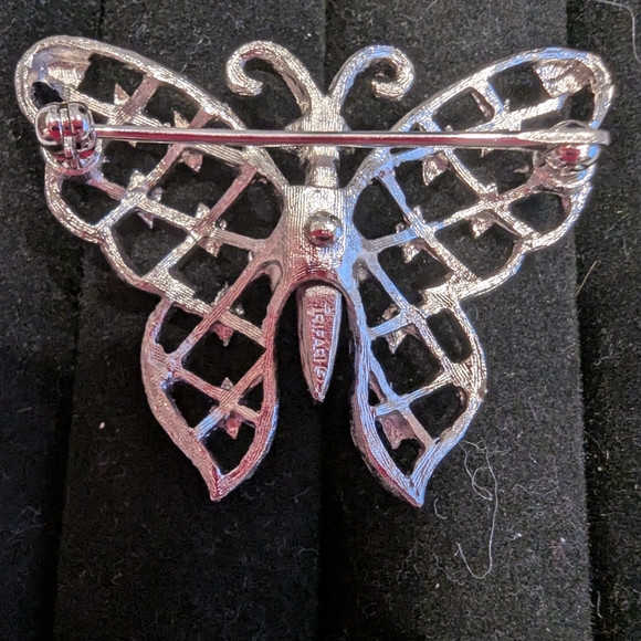 Vintage Trifari Silver Tone Butterfly Pin Brooch 1.75" x 1.25" Callout - Picture 5 of 6